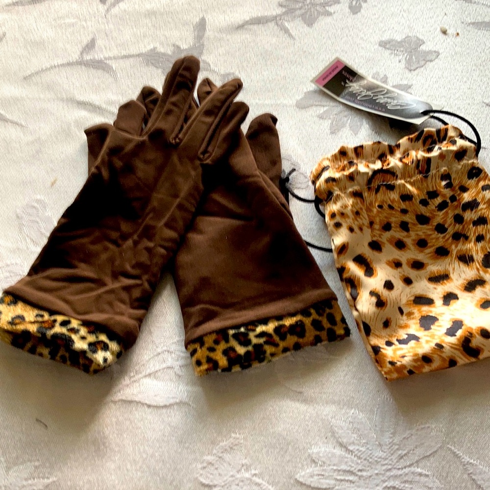 Gloves with Leopard Trim and Carry Bag